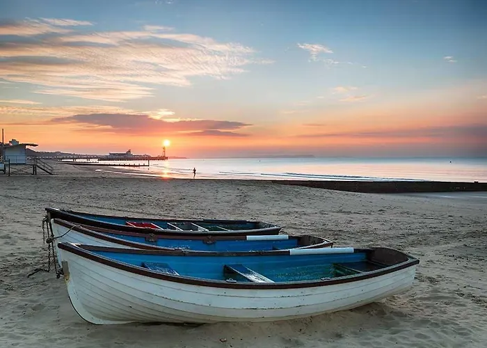 Brand New Apt -Coastal Breeze 1-Bedroom Apartment In Bournemouth With Free Parking- Sleeps 4 Ppl- Internet